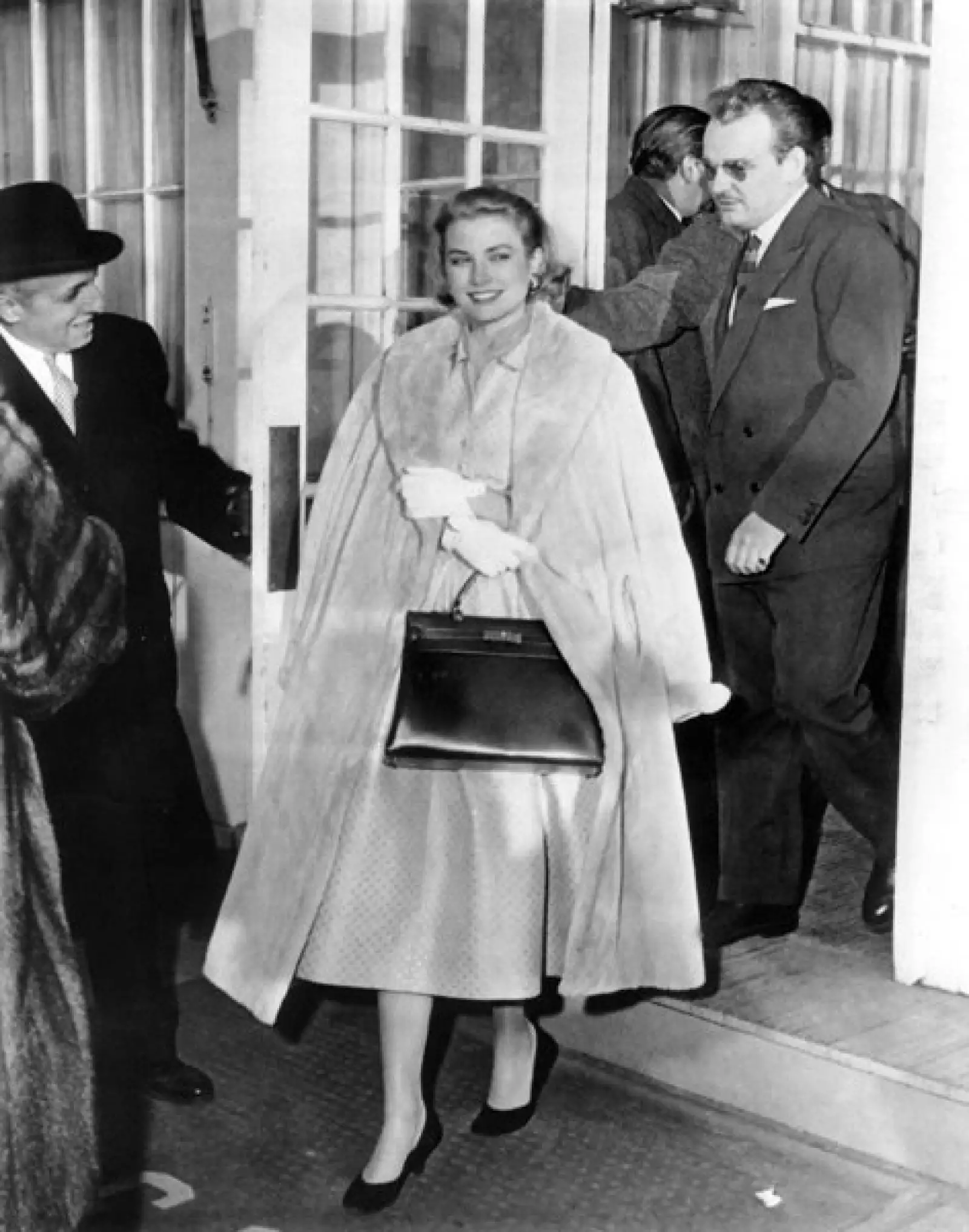 Una feliz Grace Kelly sale del  Philadelphia Country Club tras anunciar su compromiso con el príncipe Rainiero de Mónaco, de 32 años, el 5 de enero de 1956.