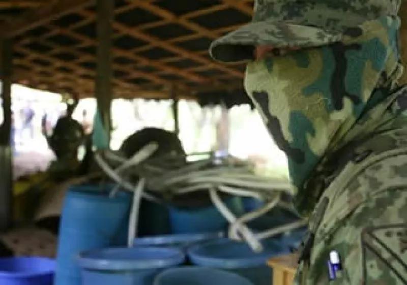 Las autoridades intensificaron la revisión de vehículos y mercancías provenientes de EU a México. (Foto: AP)