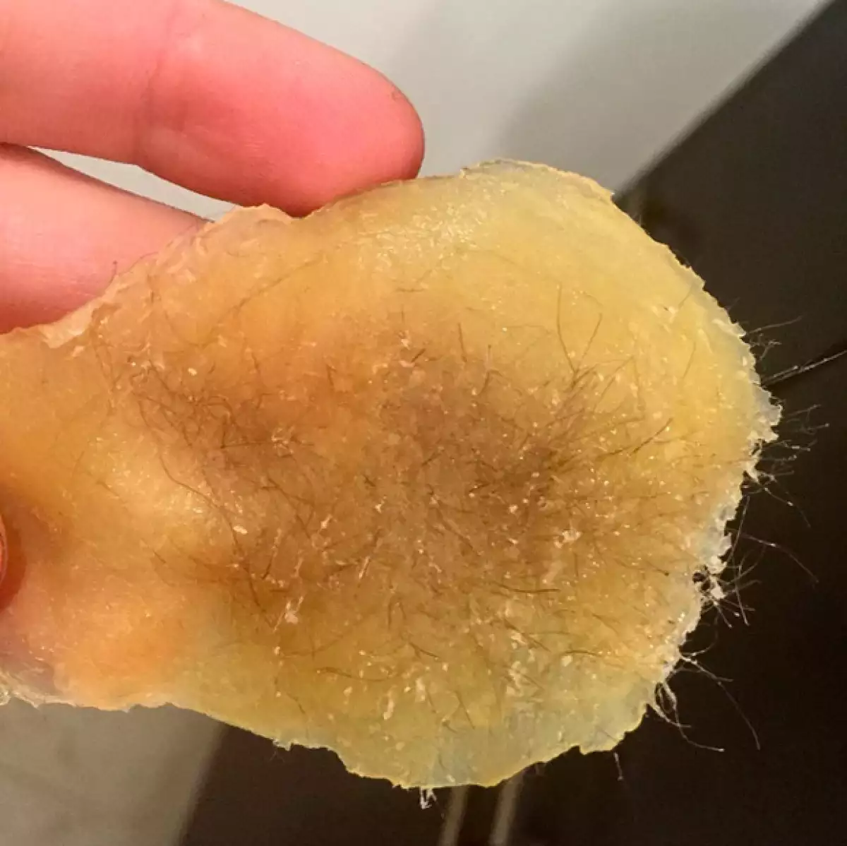 EW! es lo que comenta la cantante al ver la cera después de haber sido depilada.