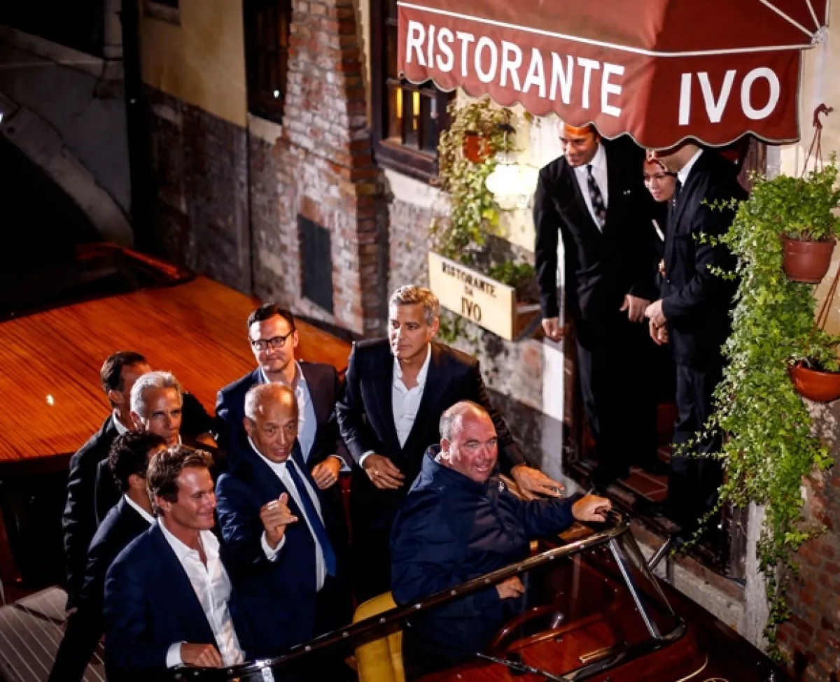 El novio junto a sus invitados, llegando al restaurante en el que celebraron su última noche de soltero.