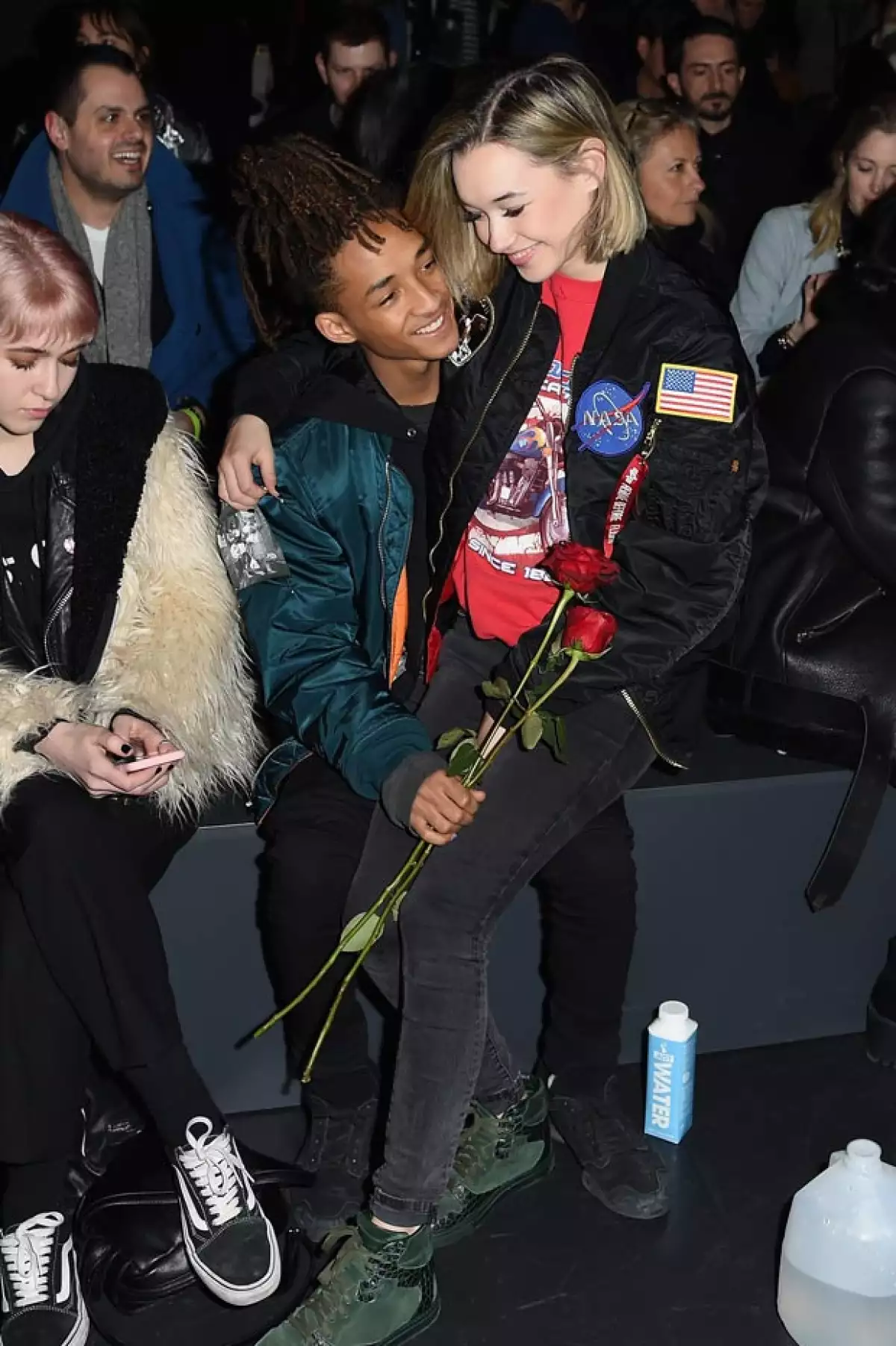 En pleno front row, tanto a Sarah como a Jaden no les importó demostrarse su amor.