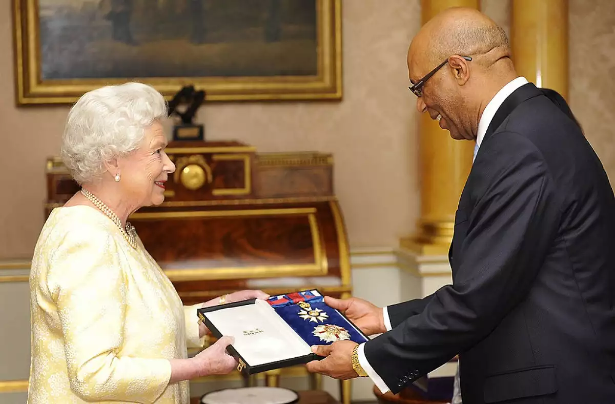 Reina Isabel II y Sir Patrick Allen