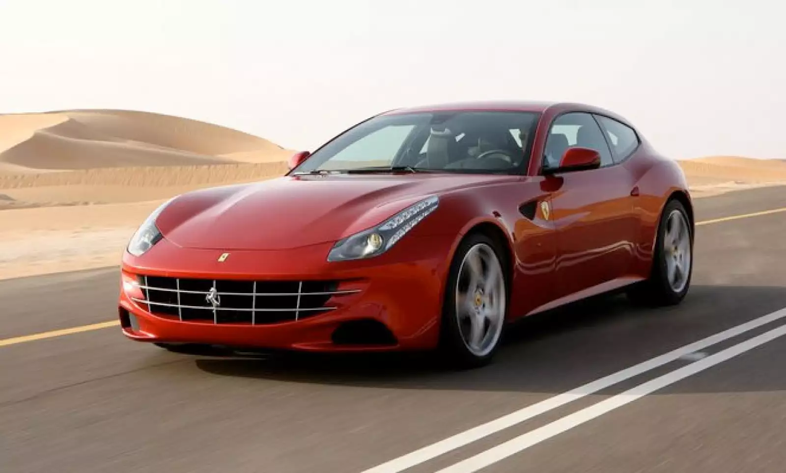 La automotriz italiana presentó en el AutoShow de Ginebra su nuevo modelo FF, un roadster diferente con capacidad para cuatro personas.