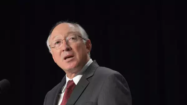 Ken Salazar fue secretario del Interior durante el gobierno de Barack Obama, senador por Colorado y fiscal general de Colorado, de acuerdo con la Casa Blanca. En 1998 se convirtió en el primer latino en servir como funcionario estatal en Colorado.