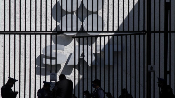 (Personas esperan su turno en filas para poder realizar sus trámites ante el Servicio de Administración Tributaria (SAT))