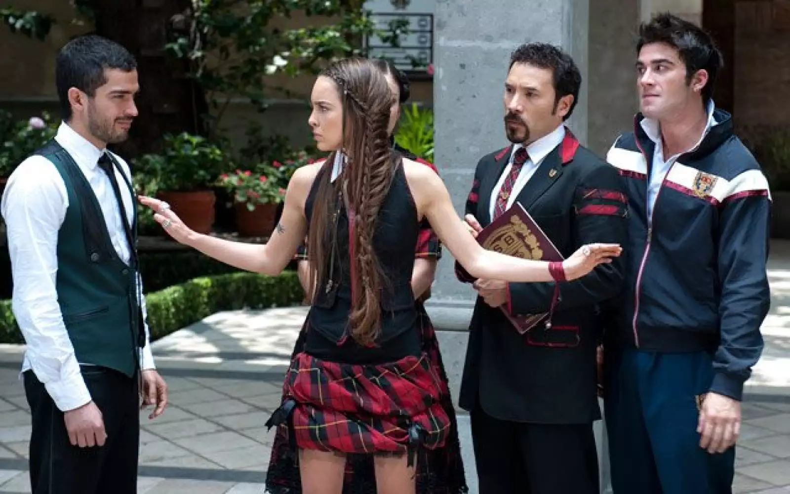 Los alumnos de la escuela sólo ven el pleito, pero es Valentina que debe resolver la crisis amorosa.