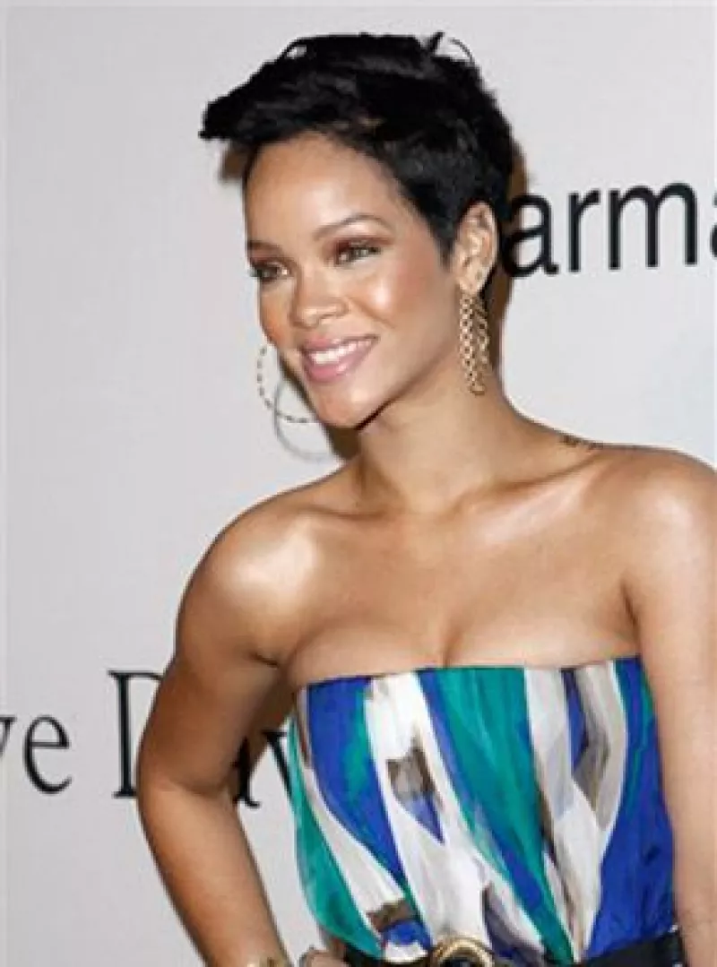 A través de su abogado, la cantante solicitó a la Policía de Los Ángeles que le fueran devueltos un par de aretes y tres anillos que traía el día que fue golpeada.