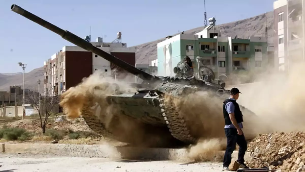 Integrantes del ejército sirio combaten a miembros del Frente al Nusra al norte de Damasco, Siria