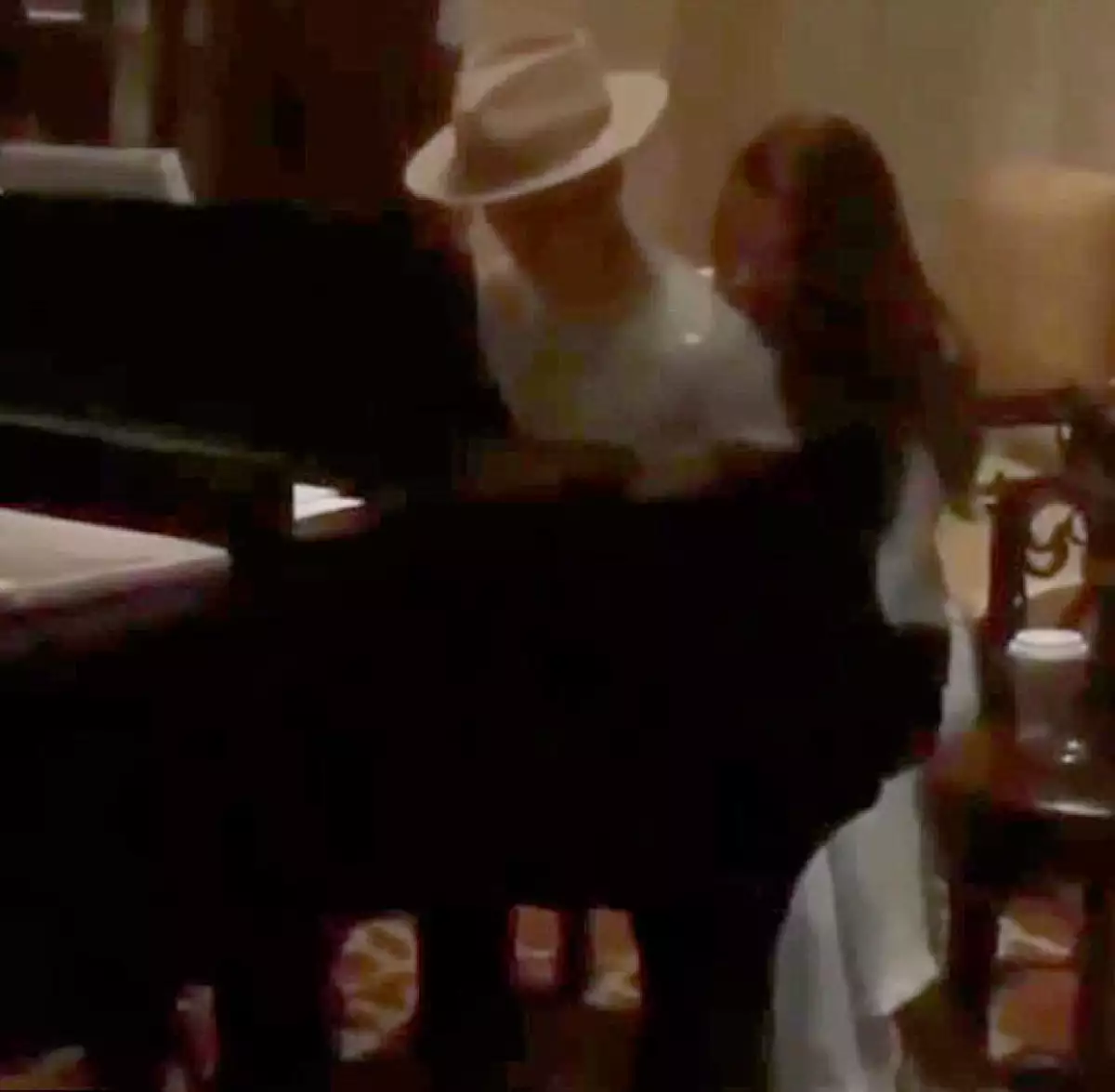 El cantante fue visto en una romántica velada que incluyó cena y baile con la modelo Xenia Deli, a quien conoció durante el rodaje del videoclip de su nueva canción What Do You Mean?.