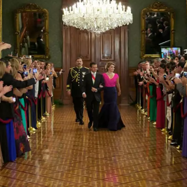 El vestido de la primera dama estuvo firmado por el diseñador Oscar de la Renta.
