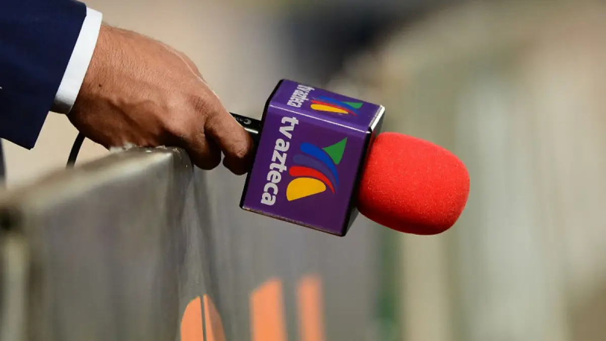 Micrófono de TV Azteca. La BMV suspendió la cotización de Tv Azteca. 