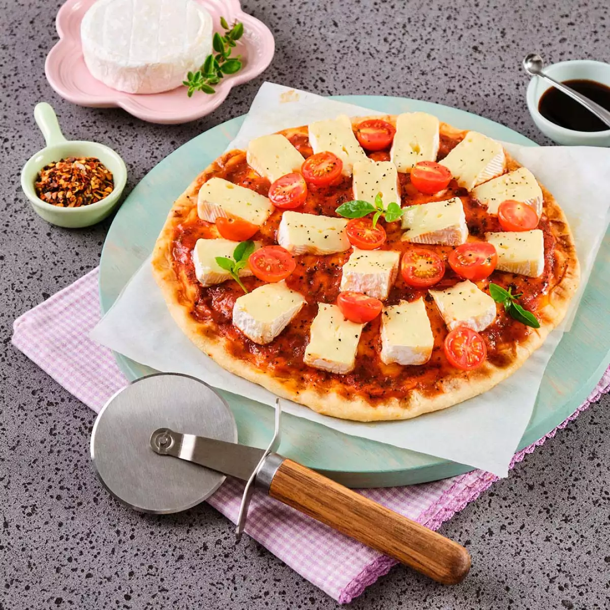 Pizza con queso camembert