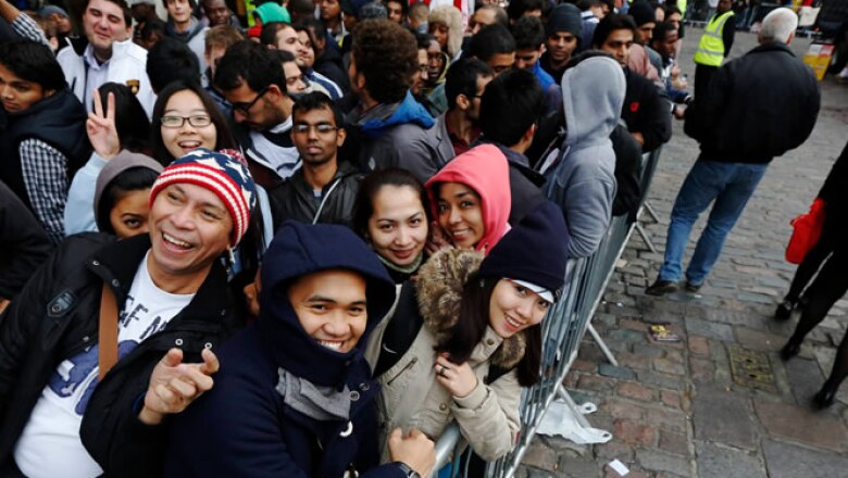 En la vía Regent Street de Londres, 1,300 personas hicieron fila para comprar el teléfono, casi el doble de la cantidad que esperó por el modelo previo.