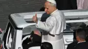 El Papa León XIV (C) hace un gesto a la multitud desde el móvil del Papa mientras se va al final de la misa del Jubileo de Coros y la Sociedad Coral en St. Plaza de San Pedro en el Vaticano el 23 de noviembre de 2025.
