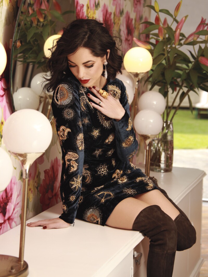 Vestido de Emilio Pucci; botas en piel de Casadei; aretes con diamantes de LRF designs; anillo de Daniel Espinosa.