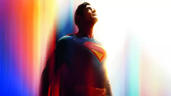 Foto del poster de la película Superman, con el superhéroe volando de forma recta y vertical hacia el cielo con los puños cerrados.