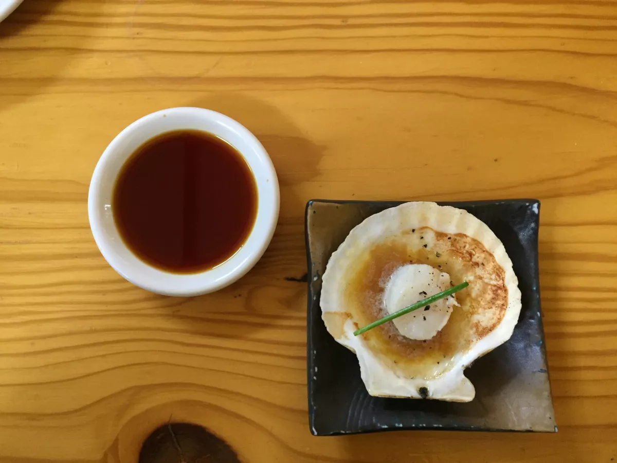 Robata Hotate con caviar de Izakaya Kura