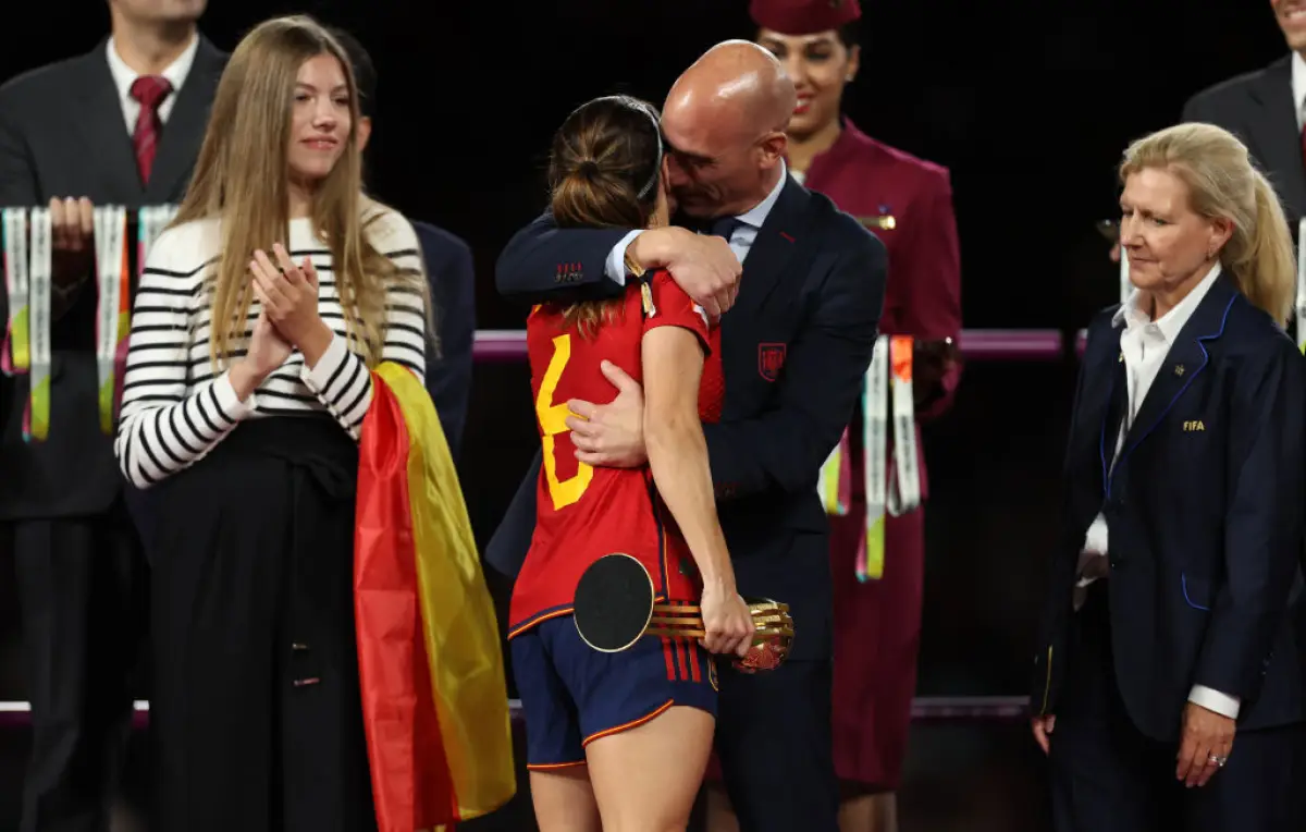 Luis rubiales besa a Jenni Hermoso