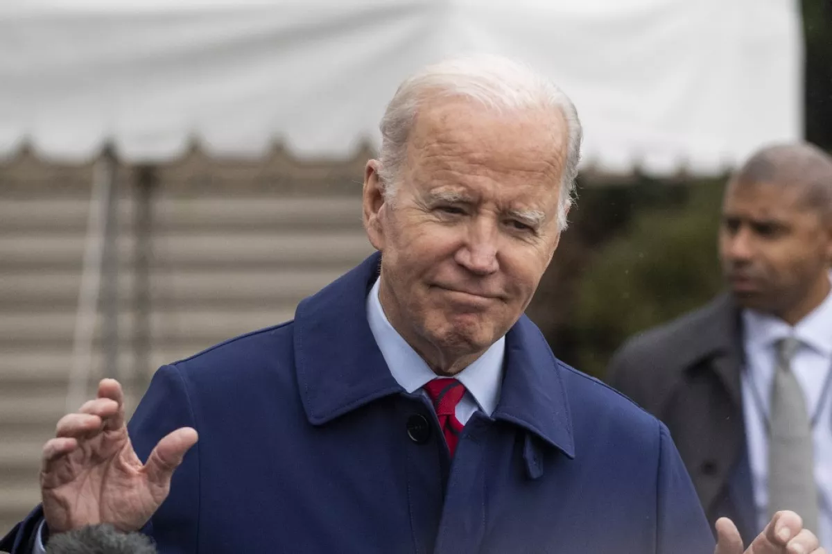 El presidente de Estados Unidos, Joe Biden, reacciona a cuestiones de periodistas momento antes de partir desde el jardín sur de la Casa Blanca en Washington, DC. 