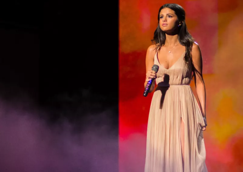 Su presentación de los American Music Awards fue para ella una liberación. En un detrás de cámaras plasmó su sentir momentos antes y después de cantar lo que escribió para su ex.