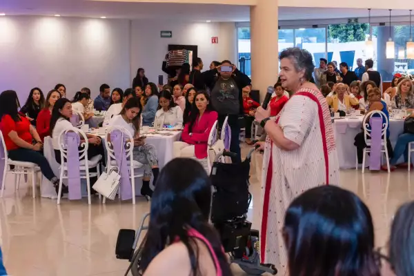 Beatriz Paredes en reunión con mujeres