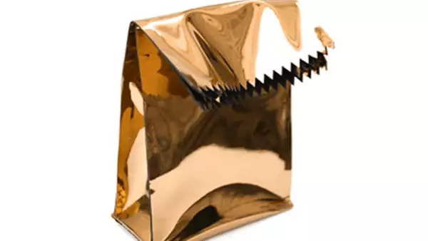 Este original clutch tipo bolsa de lunch le dará el toque edgy a tu look.