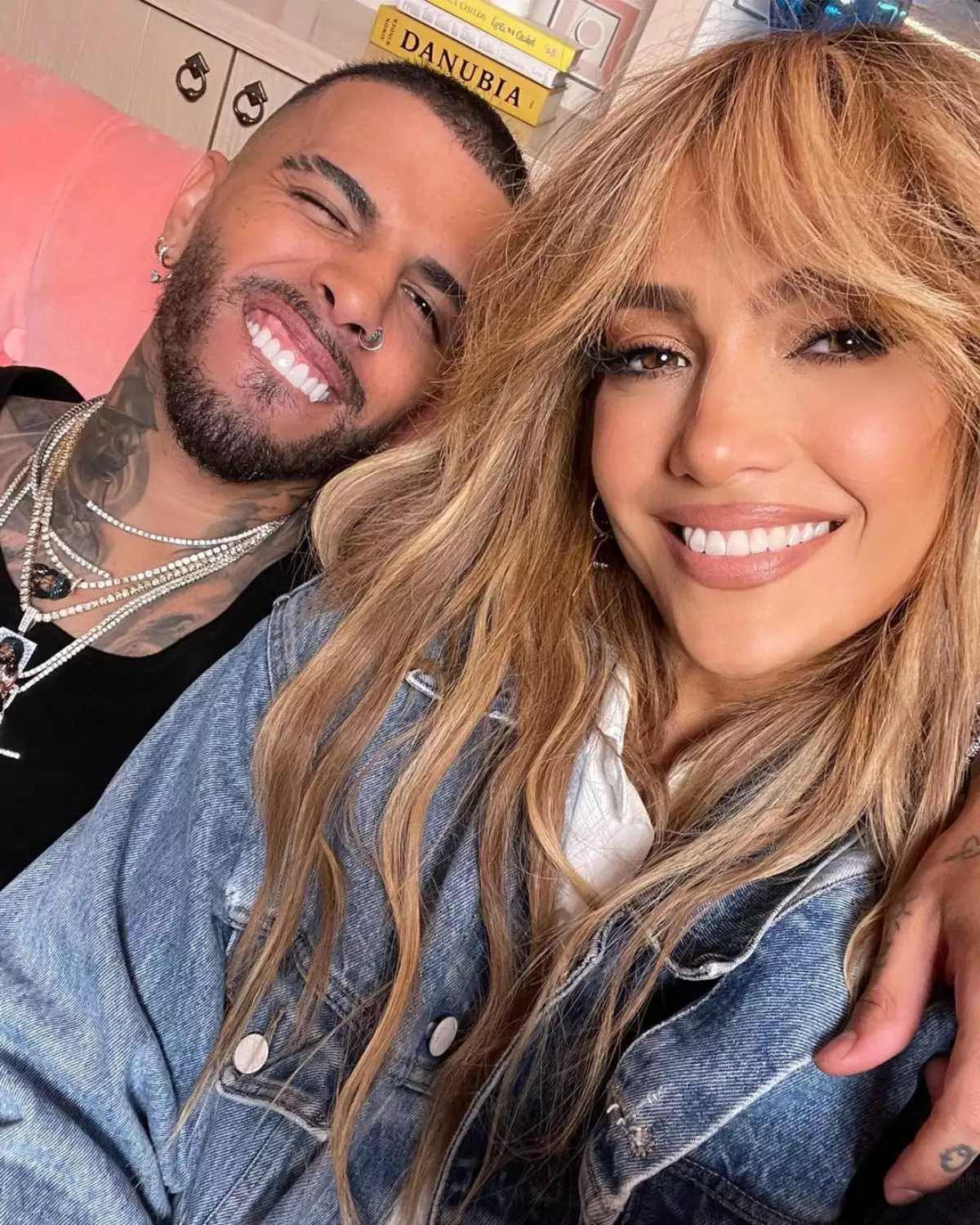 Rauw Alejandro y Jennifer Lopez.