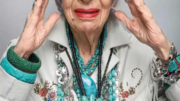 Es difícil no abusar de superlativos al hablar de ella, pero encasillarla iría en contra de todo lo que representa. La entrevistamos cuando visitó nuestro país a propósito de su colección con TANE.