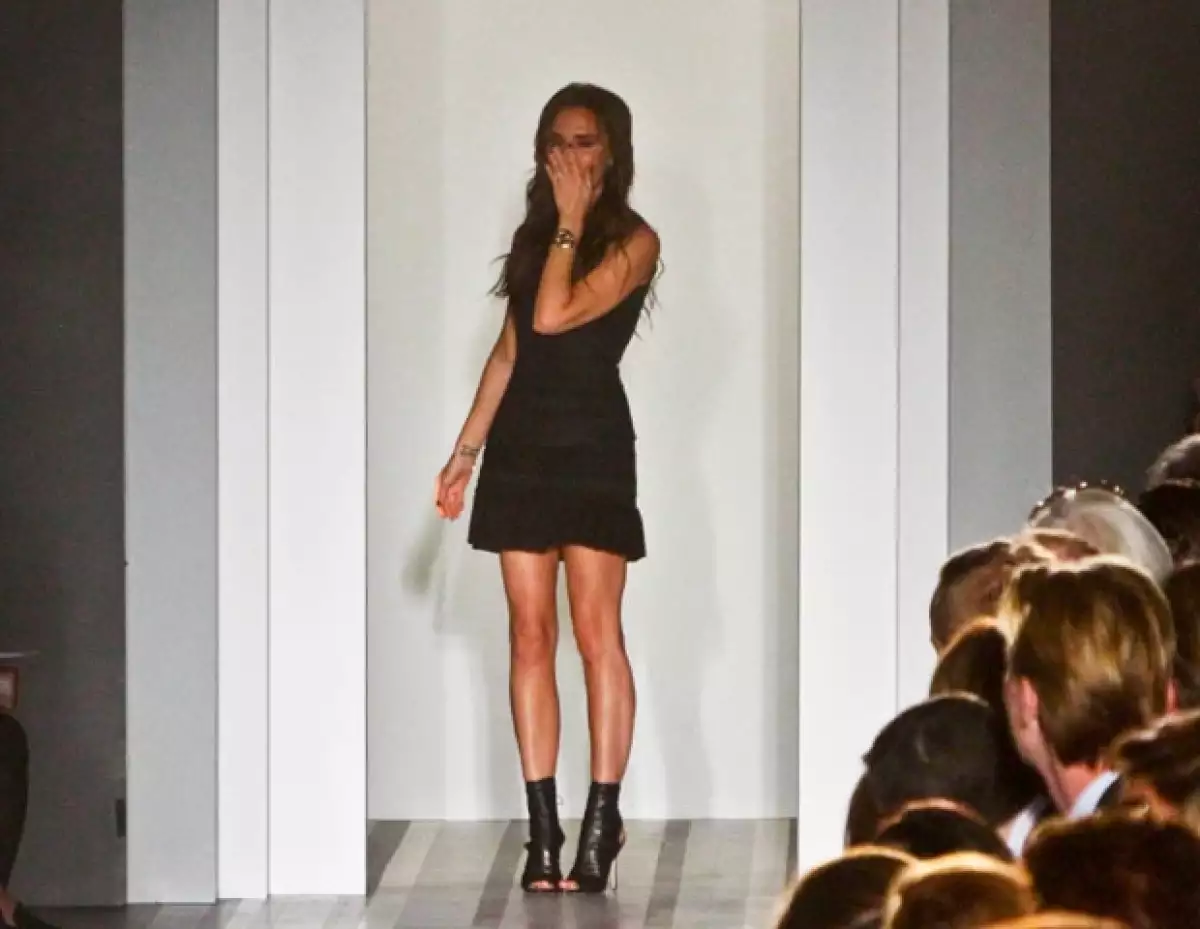 La diseñadora no pudo controlar su emoción al escuchar los aplausos.