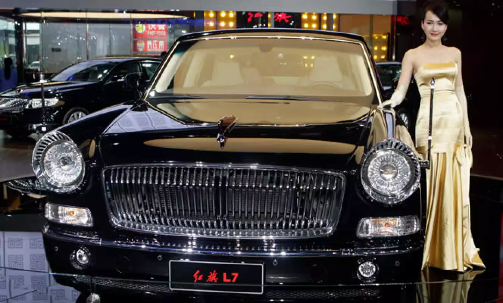 Nissan, Toyota y otros fabricantes usan el Auto Show 2012 para presentar sus sedanes de lujo y camionetas deportivas dirigidas a los compradores chinos. Este es el nuevo modelo de la limosina Hongqi L7.