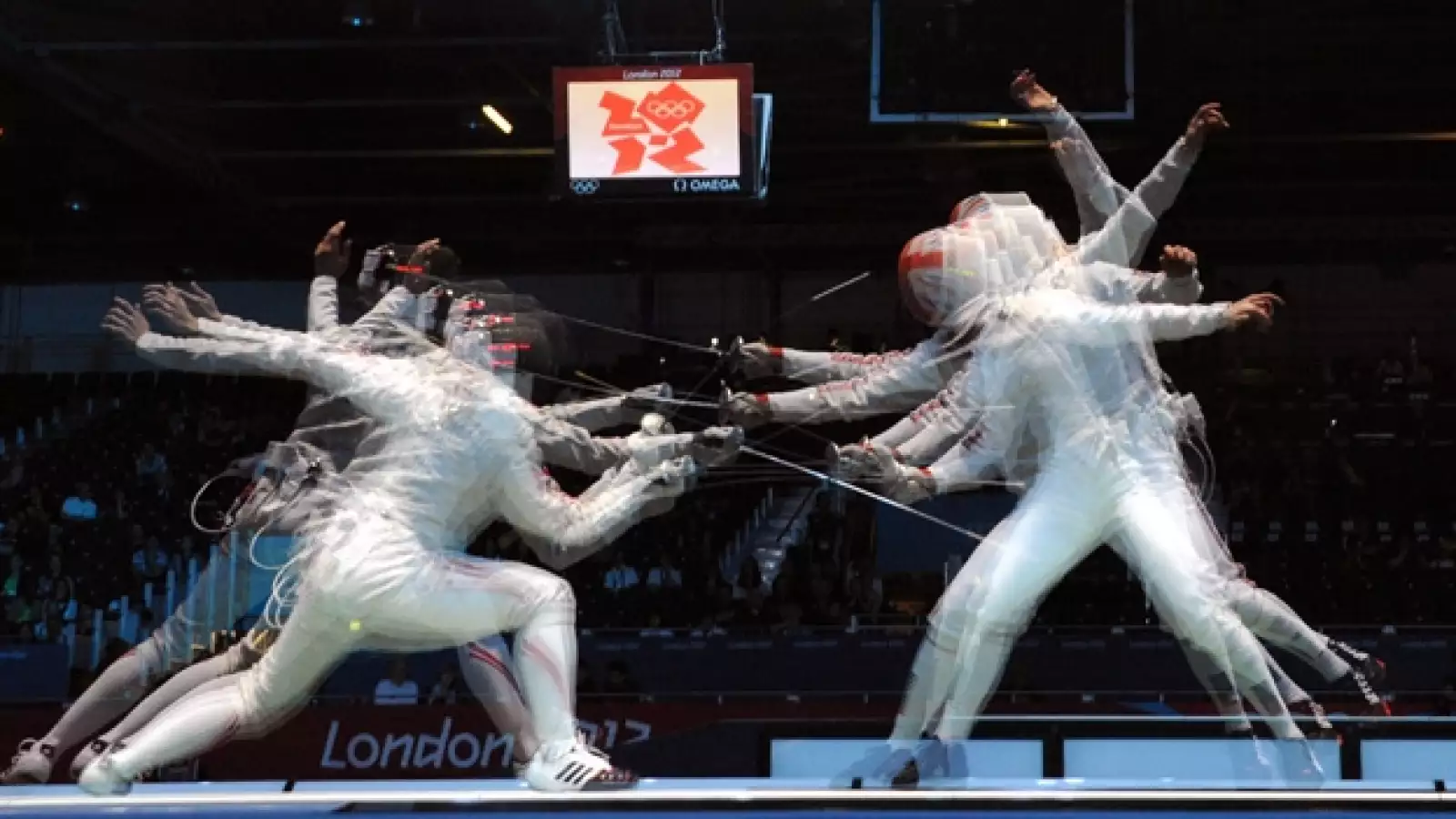 Dos concursantes de esgrima