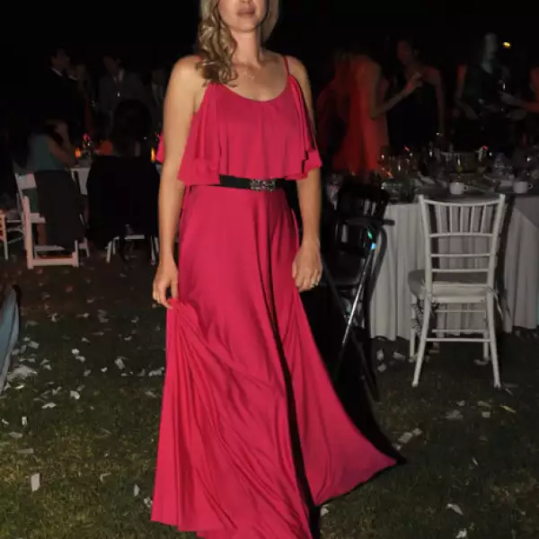 Marcela Barba prefirió un vestido con vuelo, que le da frescura a su look.