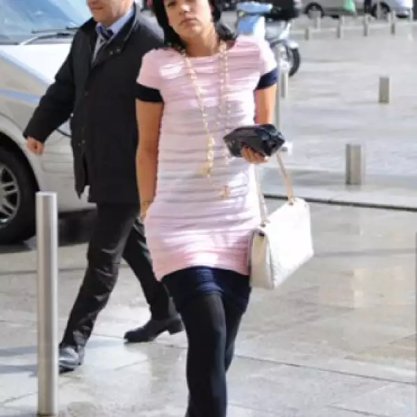 Lily Allen sale del Hotel Ritz en Paris, Francia.