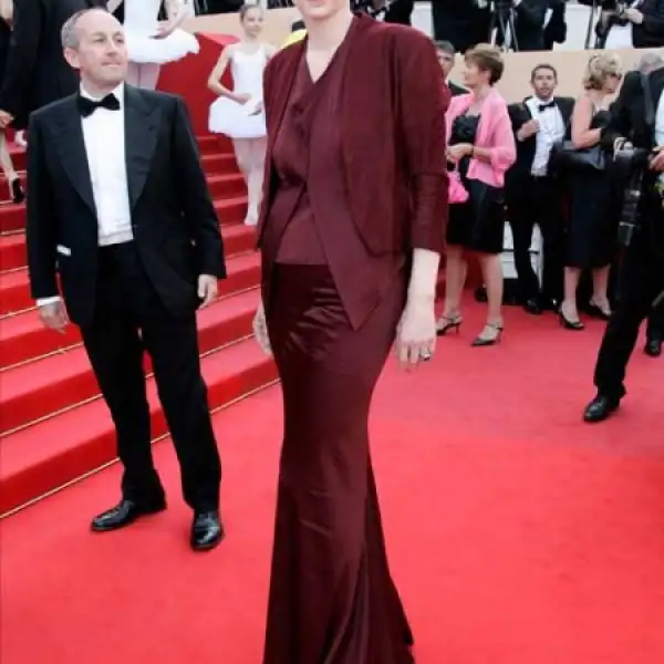La actriz británica Tilda Swinton fue una de las celebridades más solicitadas por la prensa a su llegada al Festival en Francia.