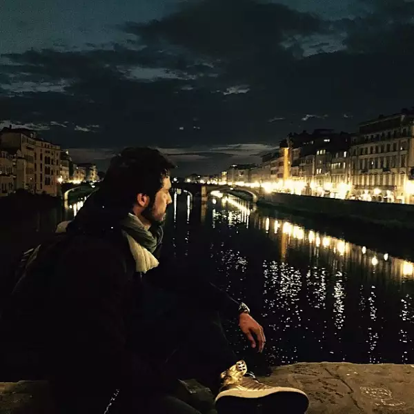 Una hermosa vista al caer la noche.