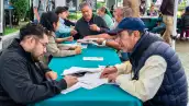 Personas en jornadas de asesoría jurídica contra el despojo en el Parque Arboledas (Pilares), ubicado en la colonia Del Valle Centro, donde vecinas y vecinos pueden recibir orientación y acompañamiento legal. 
