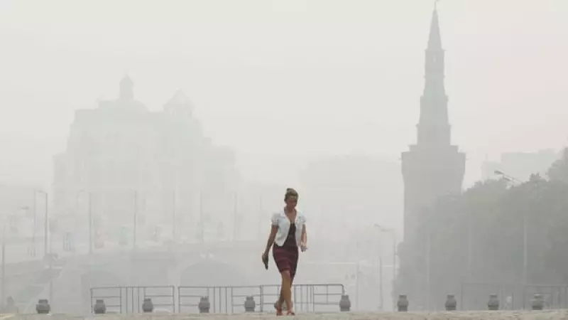 Una mujer camina en moscu