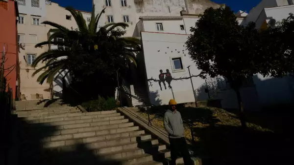 Una persona camina en el vecindario de Alfama en Lisboa, Portugal. 