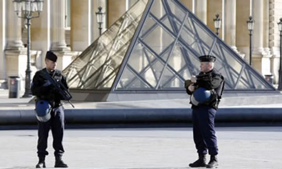 En un suburbio de París, la policía encontró un auto con tres rifles Kalashnikov. (Foto: EFE)
