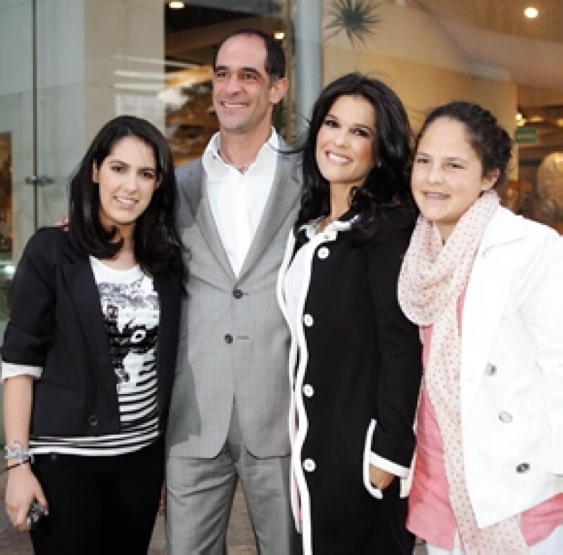 Martha Debayle muy apoyada por su familia