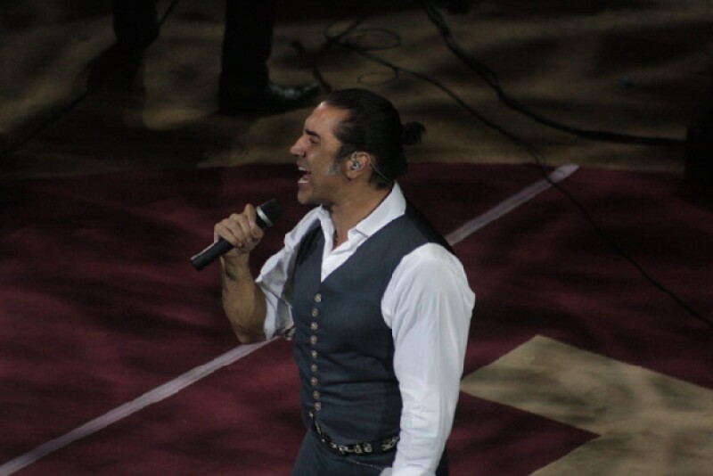 Soprendió el largo del pelo del cantante y sus notables kilitos de más.