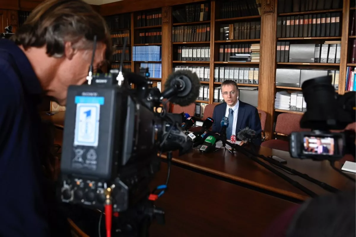 El fiscal de Sarreguemines, Olivier Glady (C), se dirige a los medios de comunicación en el juzgado de Sarreguemines, en el este de Francia, el 7 de agosto de 2023, después de que la policía francesa dijera que había arrestado a un ciudadano alemán de 55 años que está acusado de mantener cautiva a su esposa de 53 años en un apartamento desde 2011.