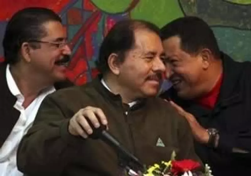 Manuel Zelaya (izq) recibió el apoyo de su par Hugo Chávez (der). (Foto: AP)