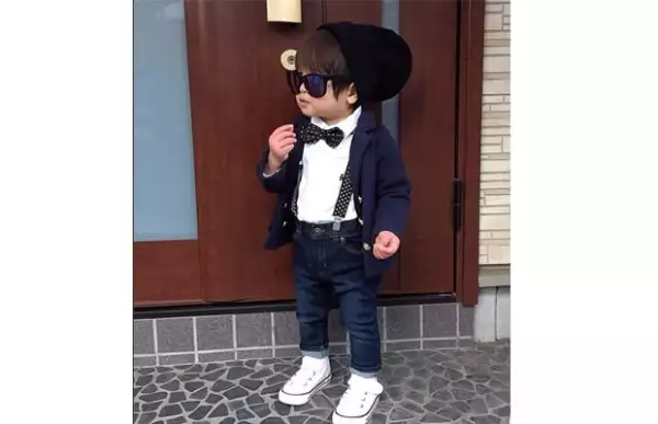 Su madre es una fashionista japonesa que desde que estaba embarazada enloqueció armando el guardarropa de su hijo. A su corta edad sólo ha repetido un par de jeans.