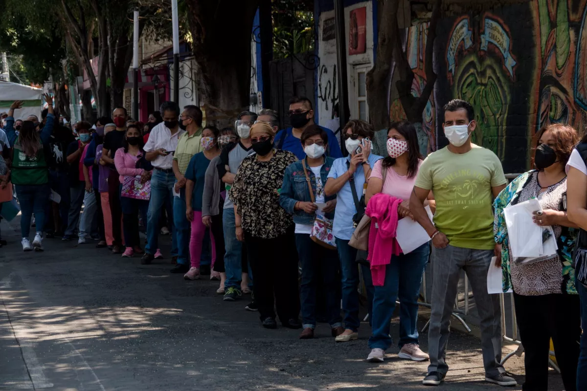 Personas mayores de 50 años esperan a pasar al módulo de vacunación de la UAM Iztapalapa para ser inmunizados con la dosis de Sputnik V contra Covid-19