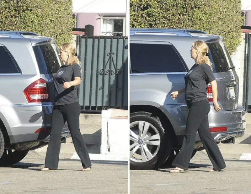 Después de dar a luz a su hijo Jaime, Heidi demuestra ser una mamá activa y llena de salud al ser captada saliendo de casa para llevar a su hija Elena a la escuela.