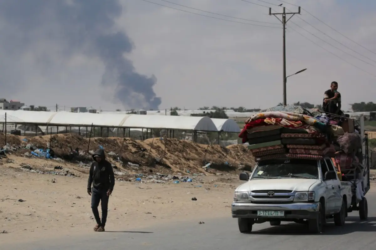 Los palestinos que huyen con sus pertenencias conducen sus vehículos en Rafah, en el sur de la Franja de Gaza, el 29 de mayo de 2024, en medio del conflicto en curso entre Israel y el grupo militante palestino Hamas.