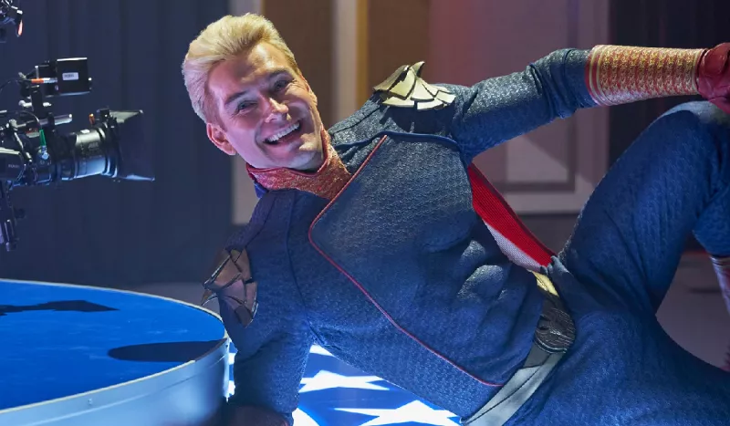 Foto de Antony Starr como El Patriota, de la serie The Boys.