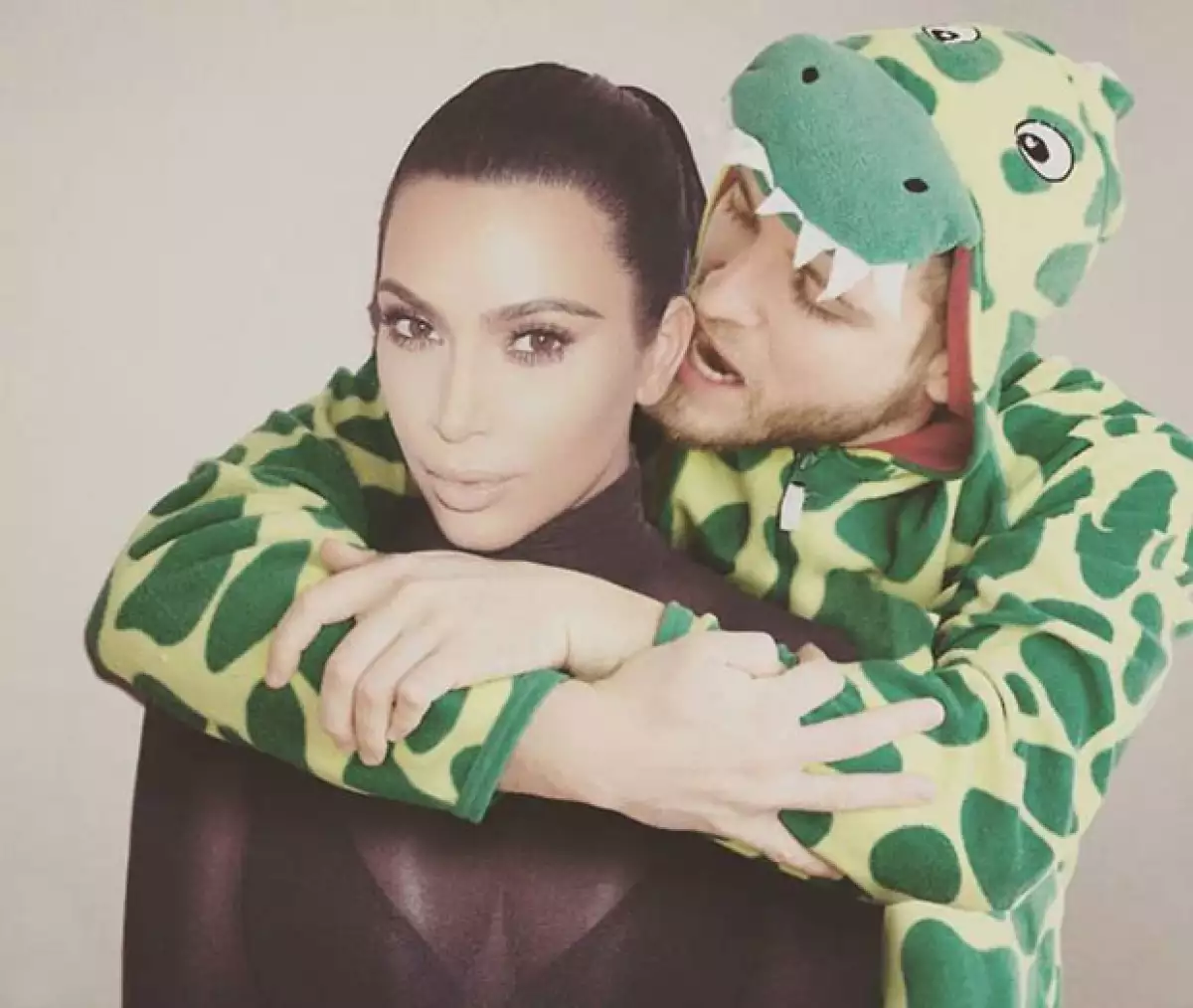 Los abogados del cantante estudian varias vías legales para exigir a Kanye West una compensación económica por mostrar a varios famosos desnudos en su vídeo 'Famous'.