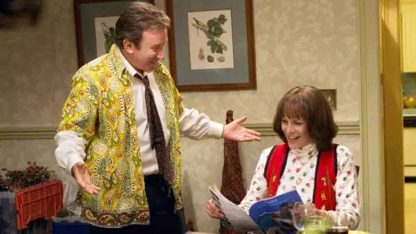 foto de una escena de Una Navidad de Locos, con Tim Allen (izquierda) parado junto a Jamie Lee Curtis (derecha).